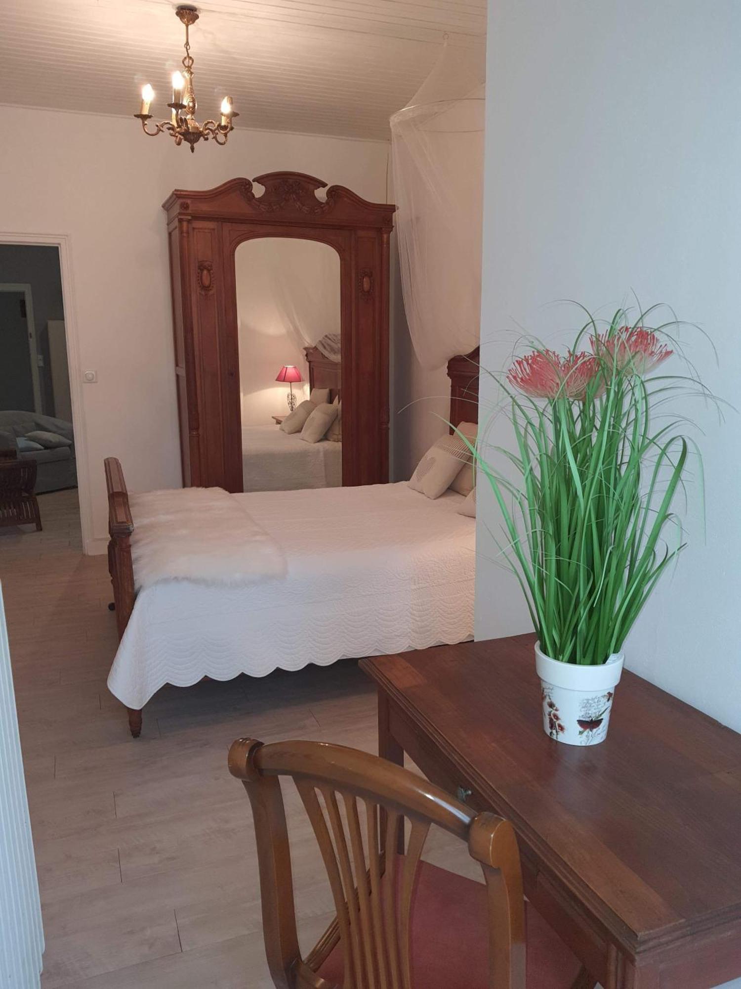 L'Oasis Apartment Mouleydier Bagian luar foto